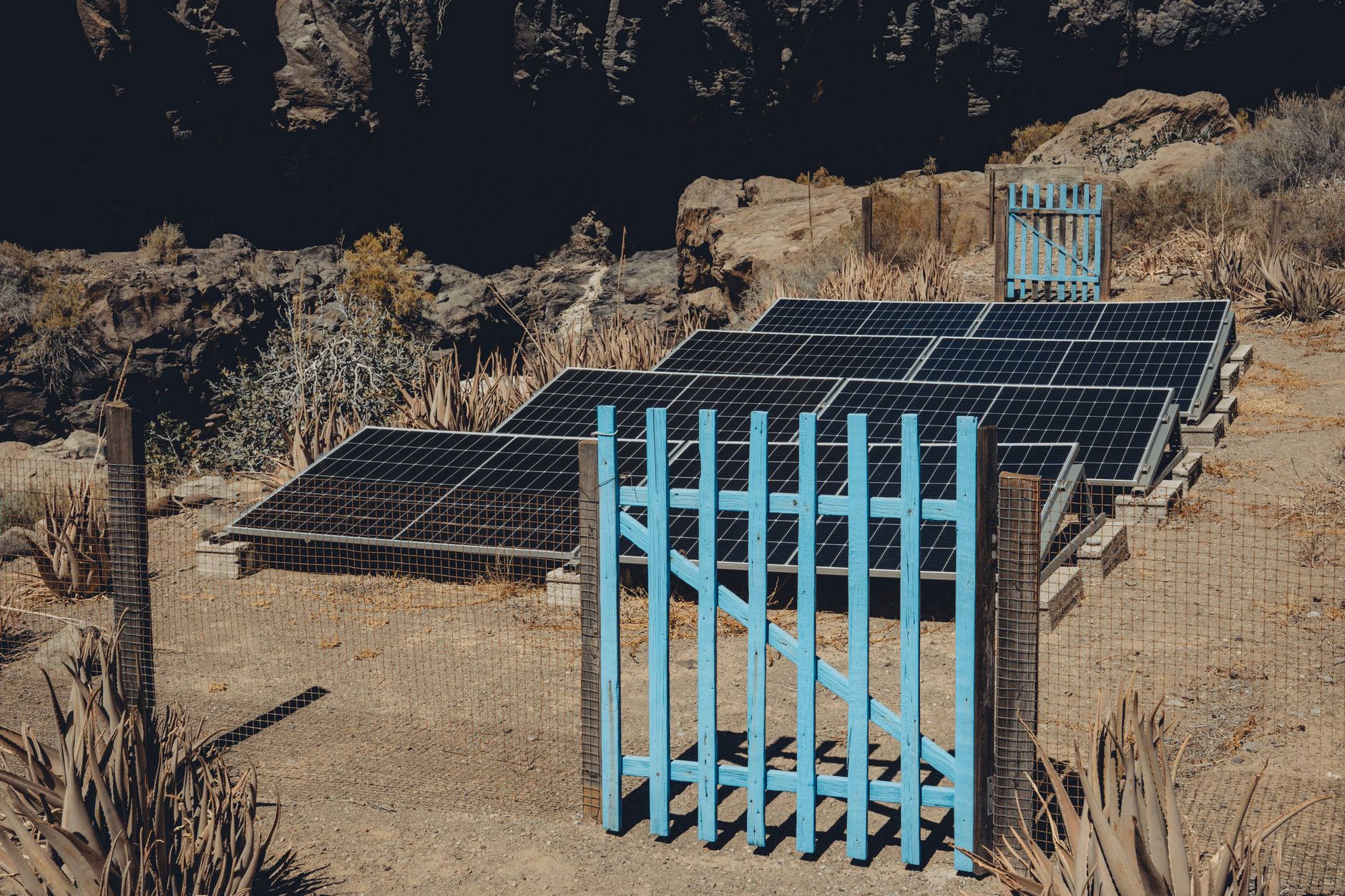 Off-Grid Power for Tiny Homes: Solar, Wind and Battery (2026)